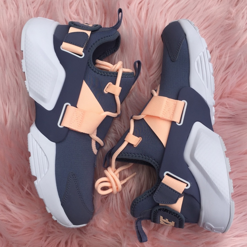 New Women’s Nike Air Huarache Sneakers - Picture 2 of 5